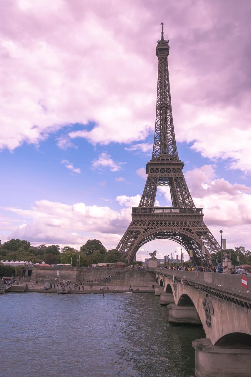 Cheapest places to stay near the Eiffel Tower in Paris, France