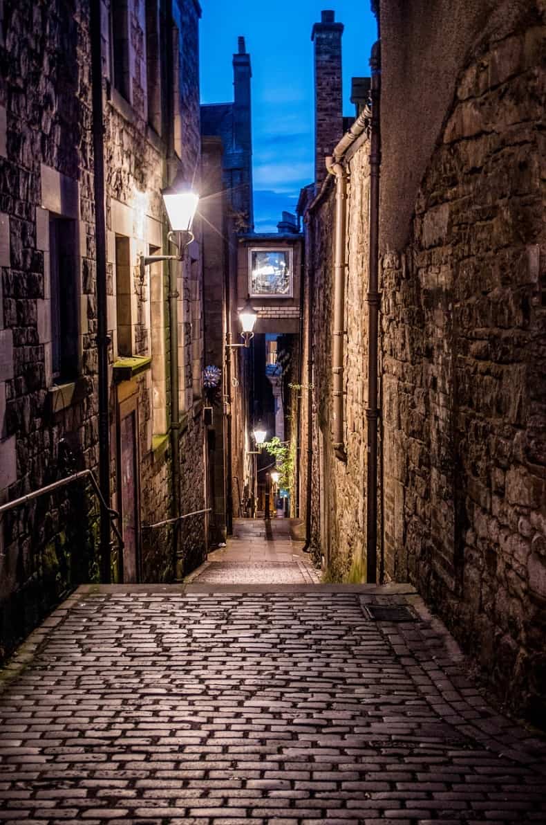 Medieval alley in Edinburgh